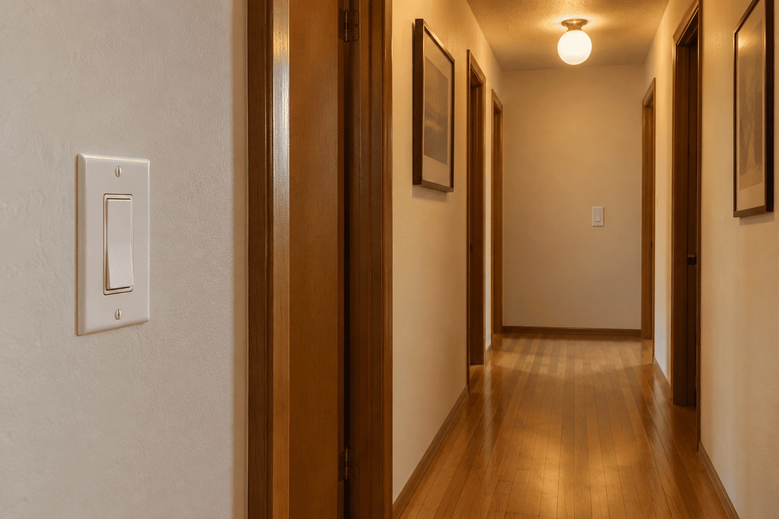 Two light switches at both ends of a hallway controlling the same ceiling light